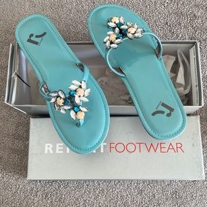 Report footwear flat sandals